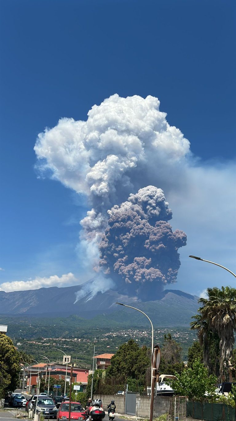 El Etna vuelve a rugir: poderosa erupción sacude Sicilia.