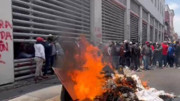 Sheinbaum condena violencia en protestas magisteriales tras incendio en sede del SNTE.