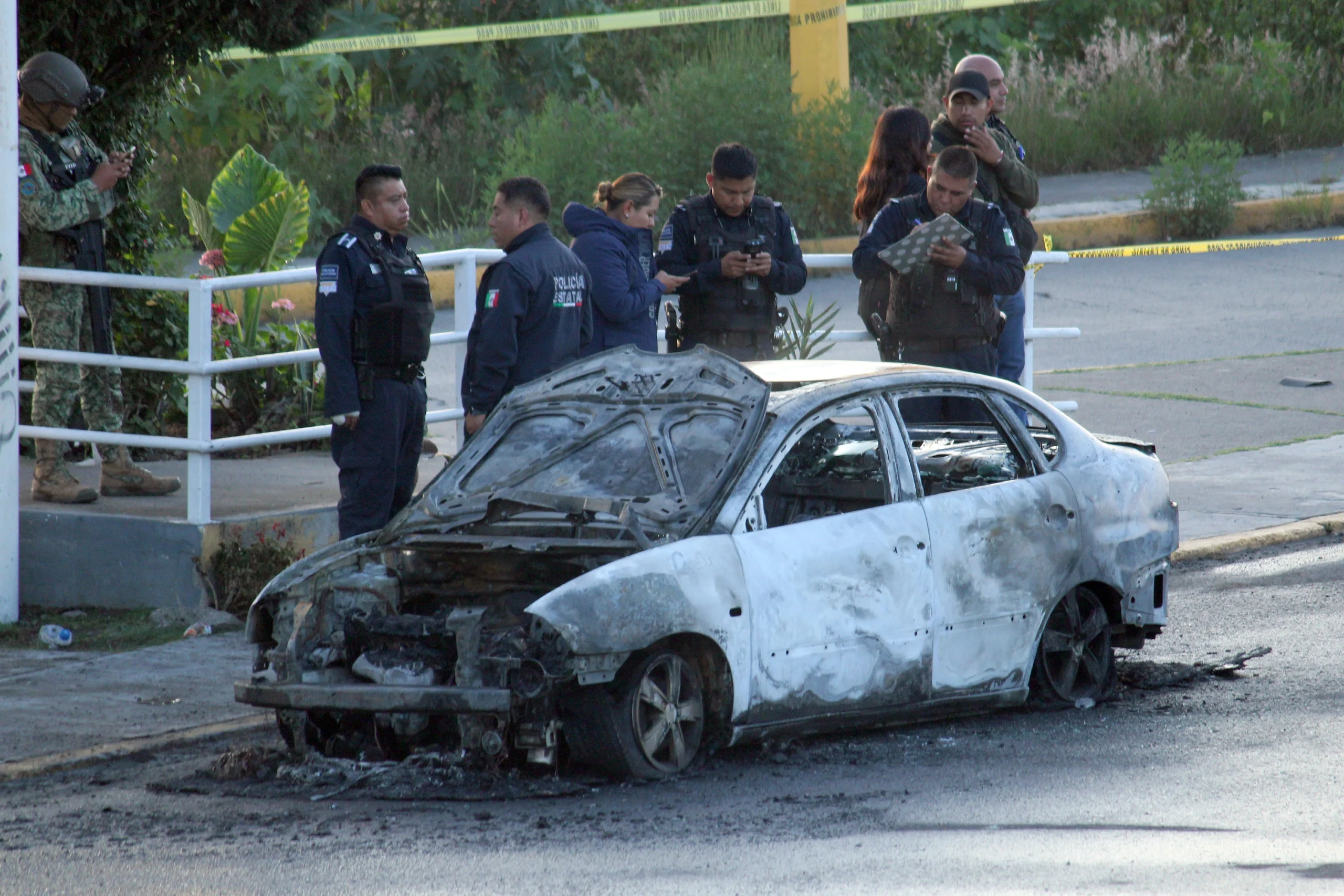 Hallan-dos-cuerpos-calcinados-dentro-de-vehiculo-incendiado-en-Periferico-Ecologico-scaled